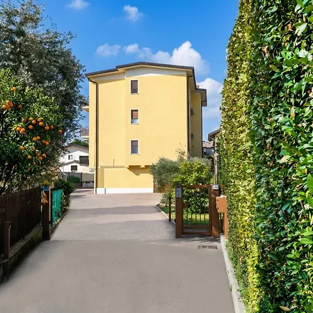 Апартаменты A Casa Di Sara Family With Private Parking Desenzanoloft Official Partner Homes & By Marriott Bonvoy Дезенцано-дель-Гарда